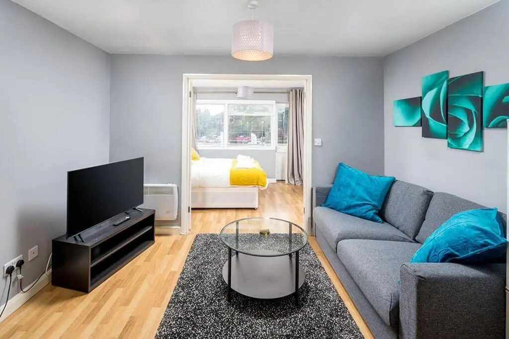 Crawley Pet Friendly 1-Bedroom Apartment