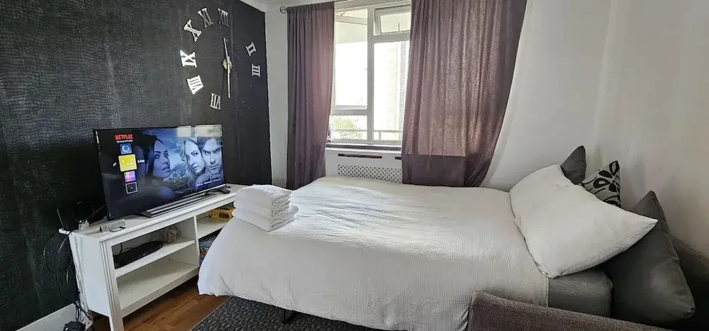 2 Bed Flat - Sleeps 4 - Parking - Balcony - Wifi