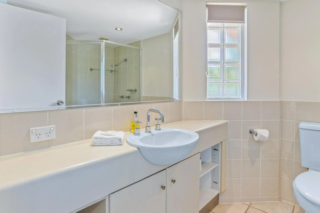 Seaside apartment minutes from Sunshine Beach