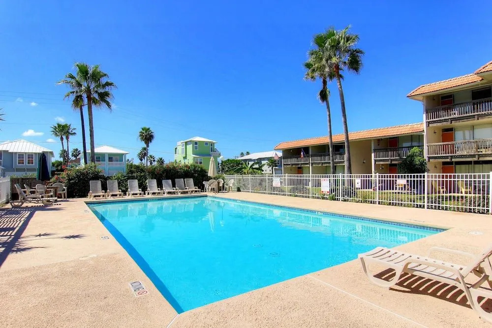 Tropical Haven 2 Bedroom Condo by Redawning