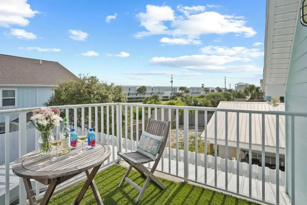 Newly Renovated! 2-min Walk to the Beach The Coastal Cottage by Avantstay