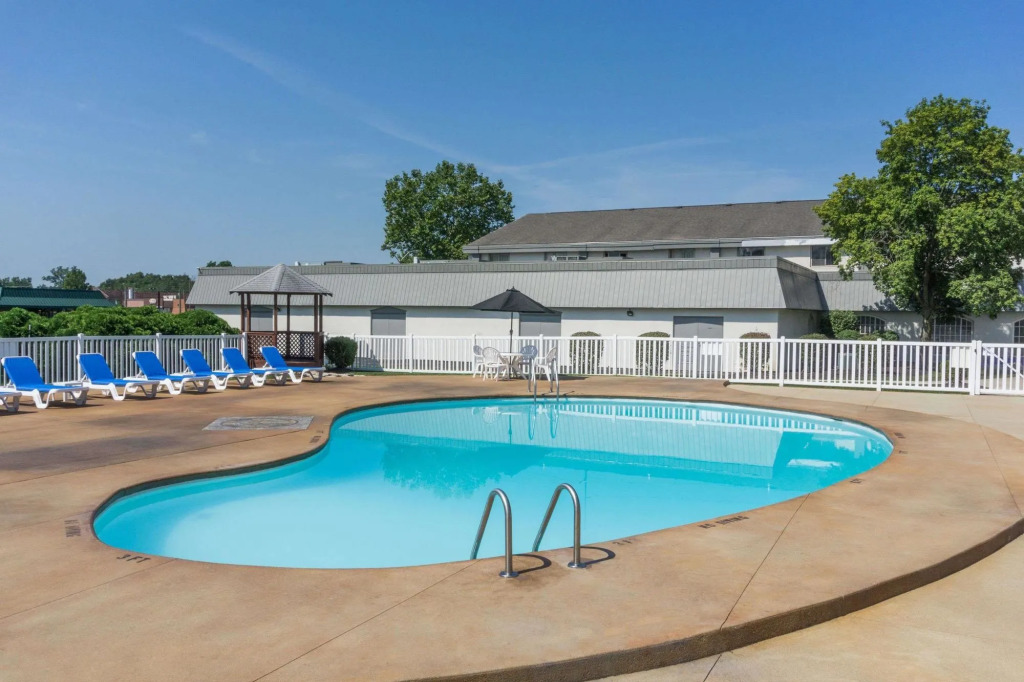 Days Inn And Suites Columbus East Airport