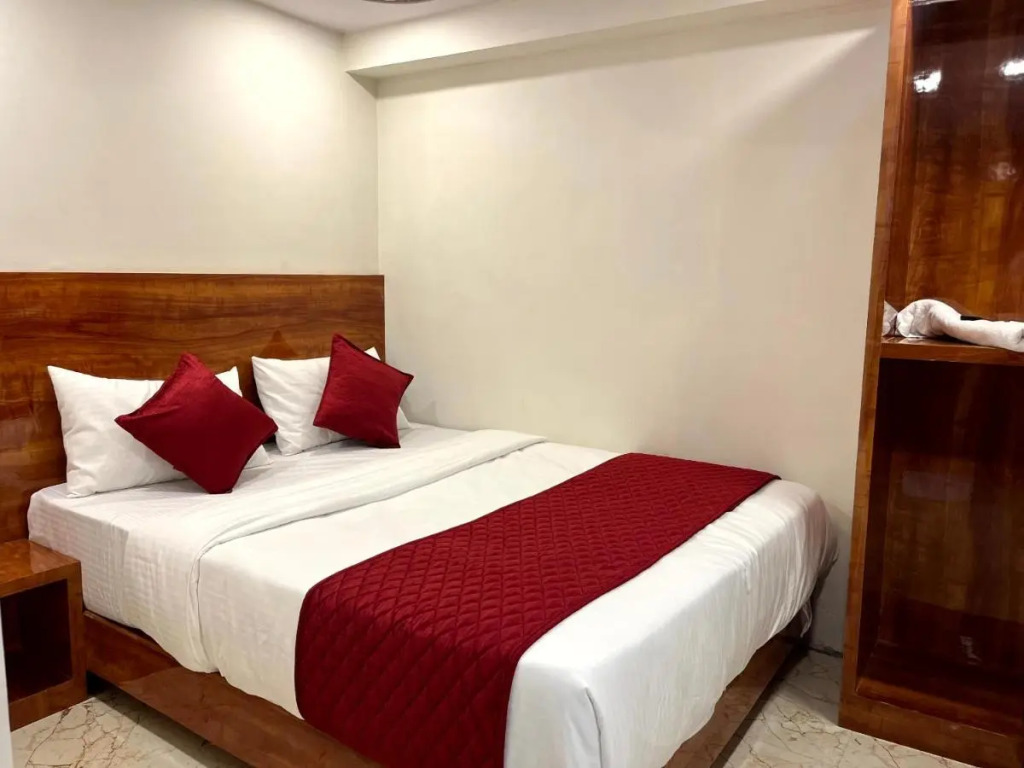 Hotel Delmond Prime- Near NESCO