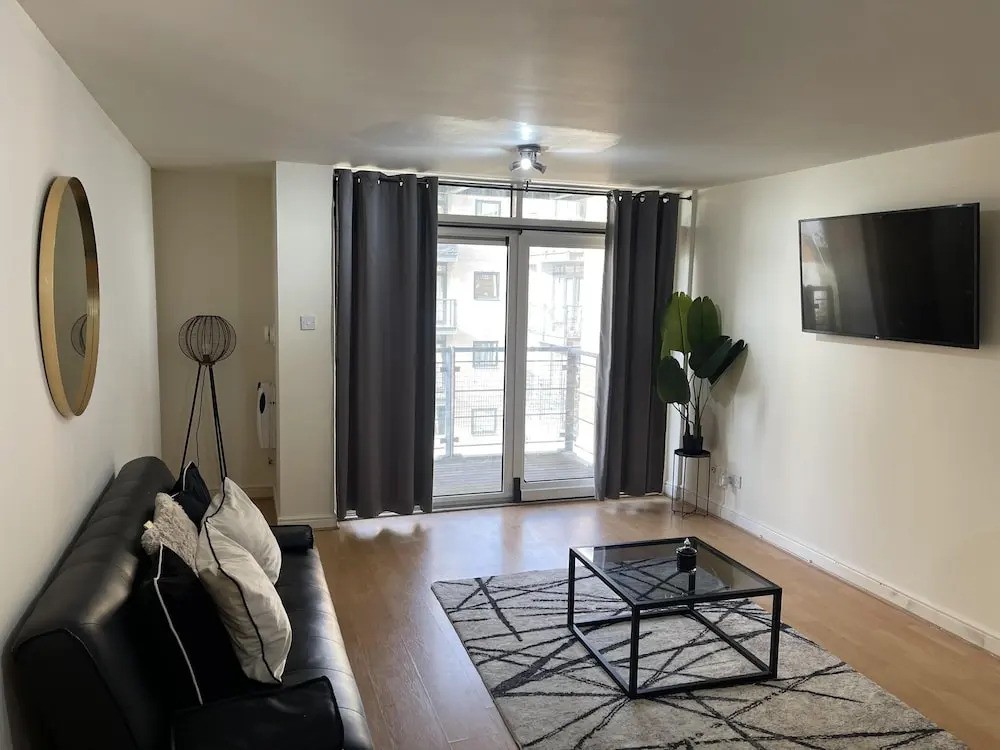 Spacious 1-bed Apartment in London sea View