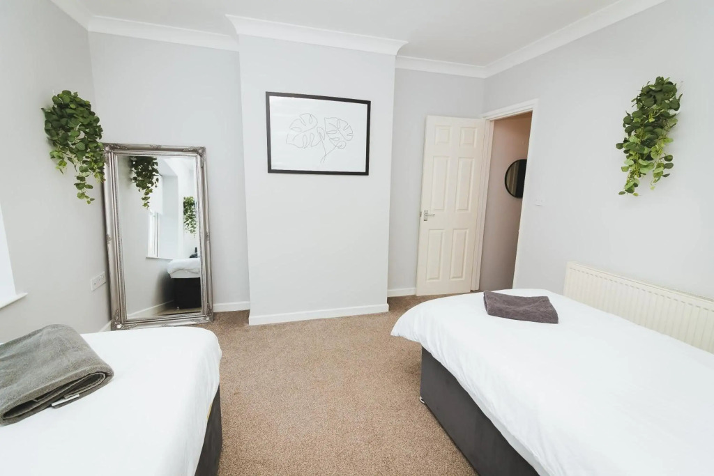 Adam - 17 Hughenden Road · Newly refurbished house - 10 minute walk from city