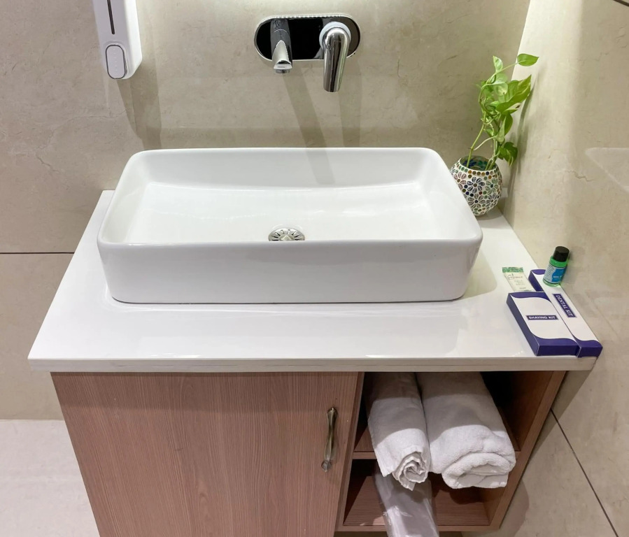 Hotel Crown Savoy, Near Railway Station & GURU NANAK DEV UNIVERSITY