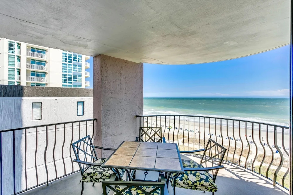 Private 3BR's at Palms by Hosteeva