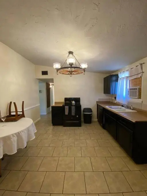 Pet Friendly Neighborhood home near Ft. Sill wagon wheel