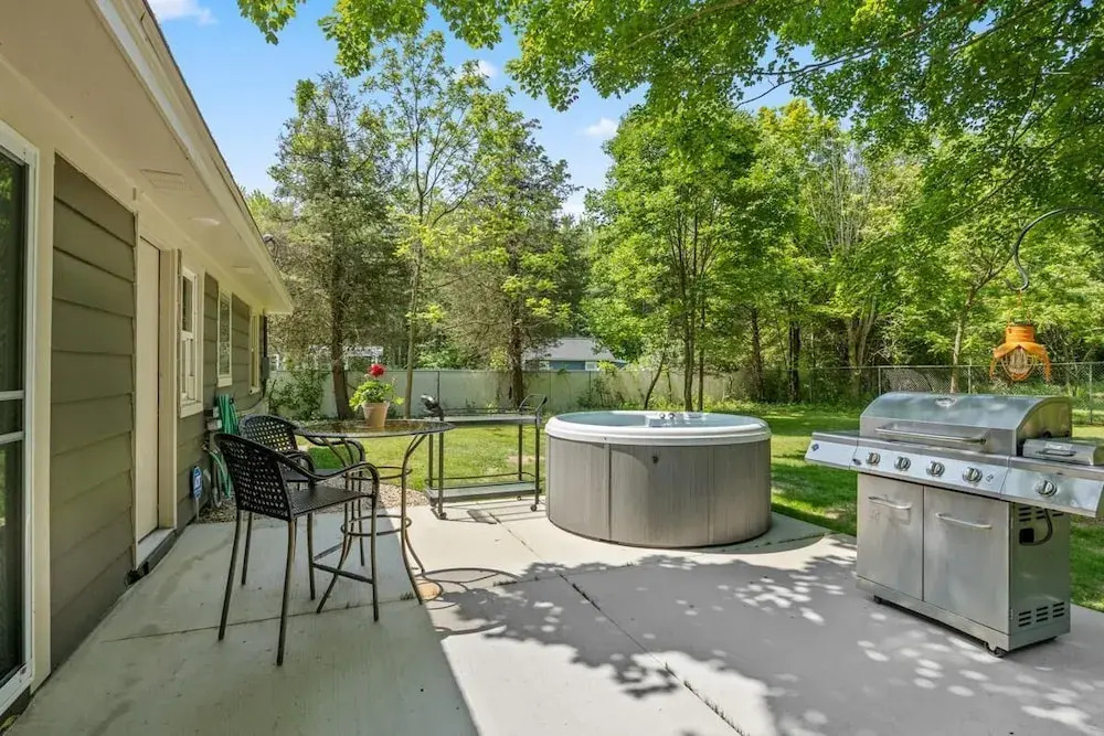 The Pines-pets,across From Ivy Center EC, Town!