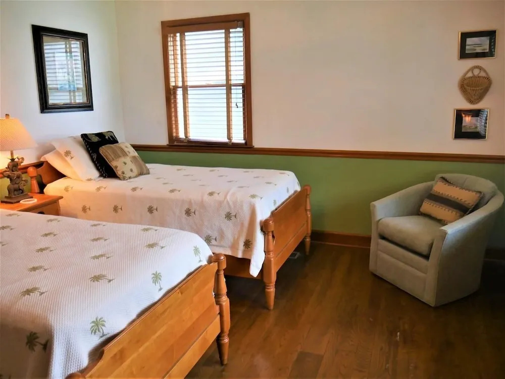 Gray House at Pawleys - 3 Br Home