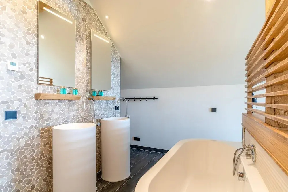 Modern 6-person Villa With Private Hot Tub - Near Beach & Nature