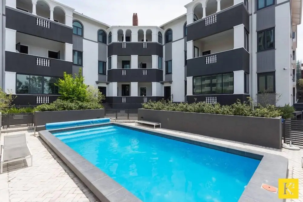 Urban Chic Apartment Close to Waterfront Warwick