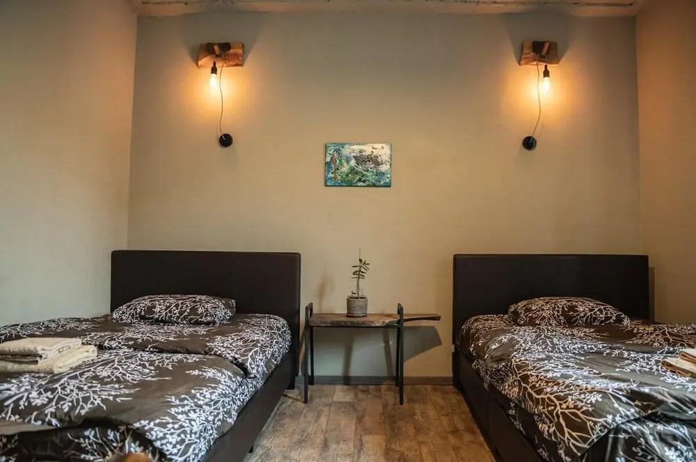 Korte Hotel Sleeps 14 With Courtyard