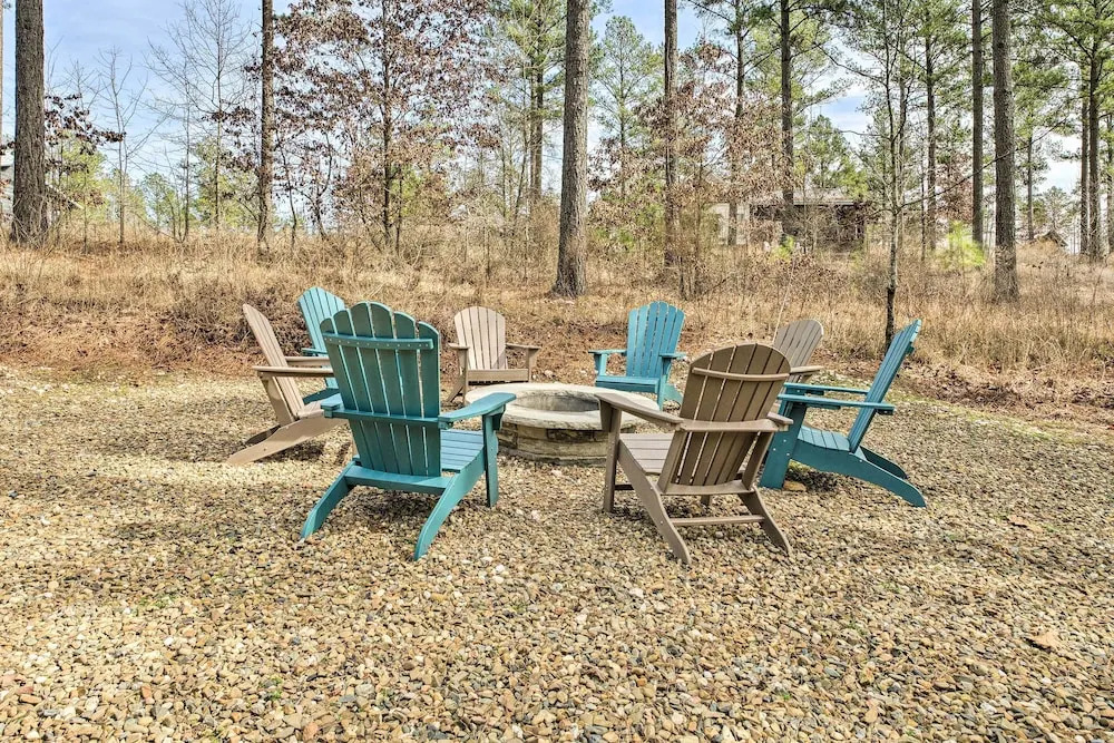 Broken Bow Cabin: Luxe Outdoor Area & Hot Tub