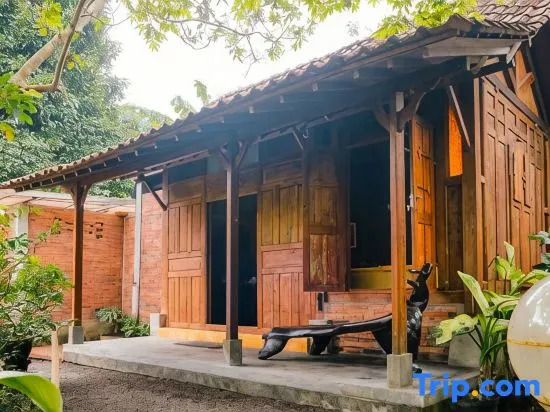 Ethnic Room at Omah Limasan by Omah Bungah