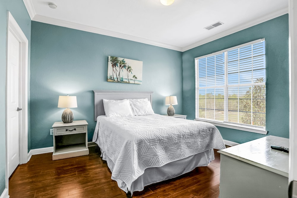 Fantastic Lake-view Condo With Pool, hot Tub, Balcony, AC & Kitchen -near Disney