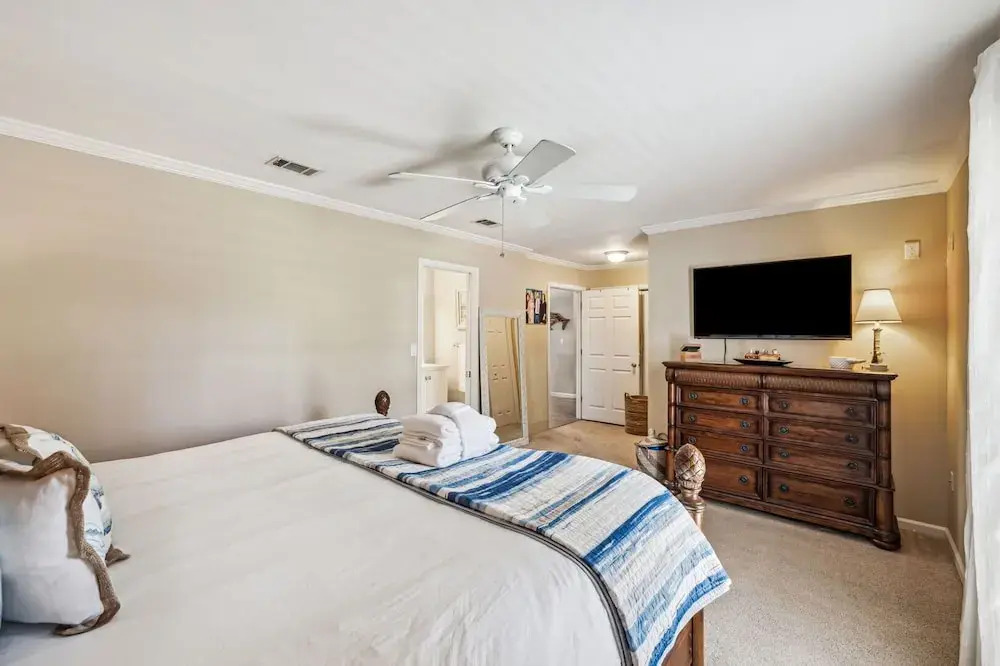 Private Backyard Oasis With Heated Pool, 4 BR, Bikes & Pond