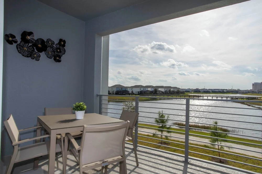 Luxurious 2 Bd Close to Disney Storey Lake 204 3131