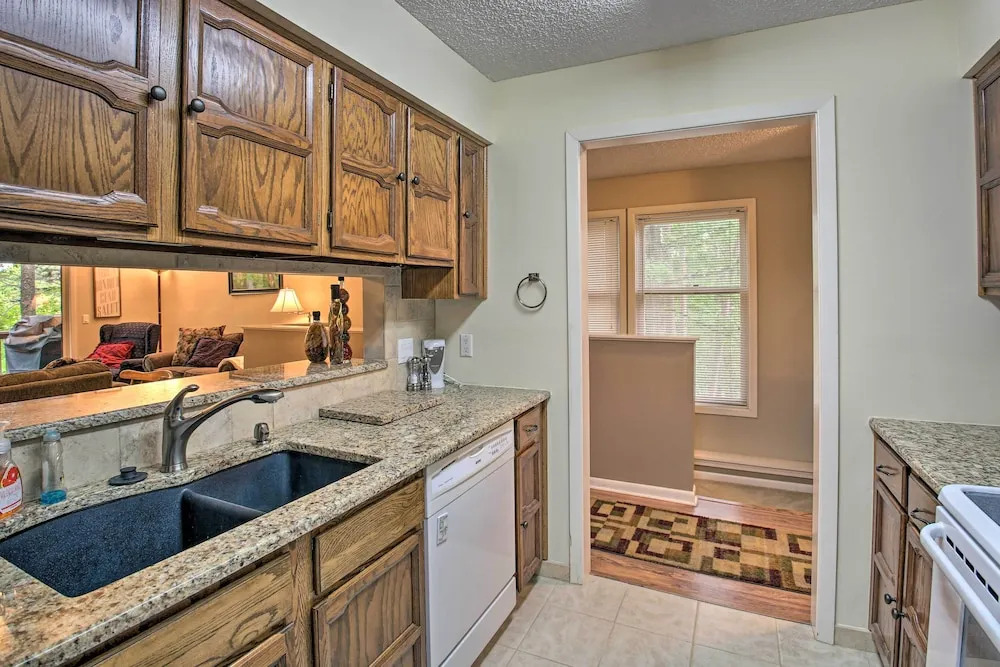 3 Mi to Golf Hot Springs Village Retreat with Deck