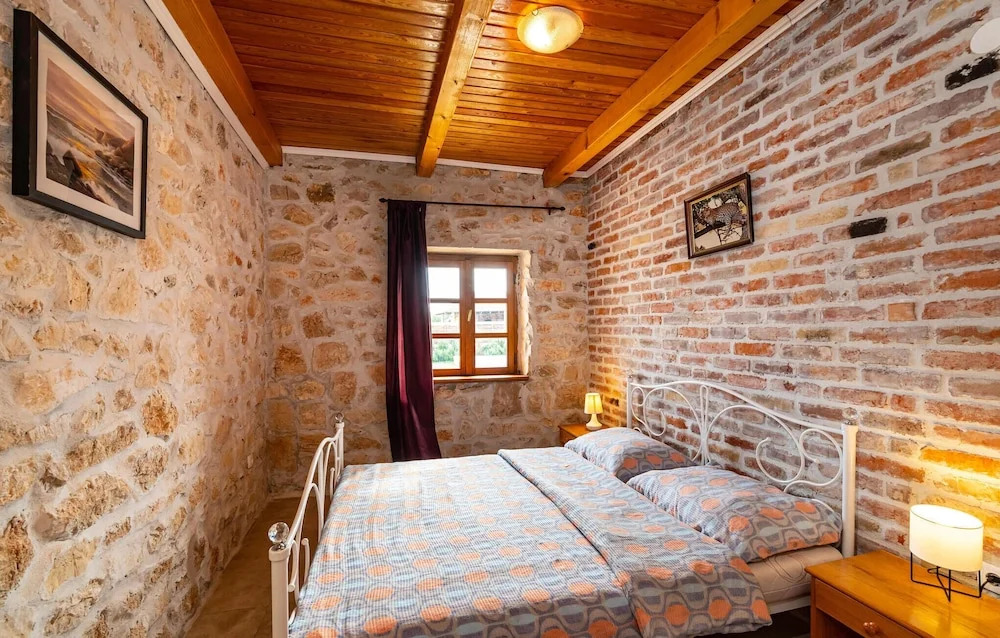 Stunning Home in Lisane Tinjske With 2 Bedrooms, Wifi and Outdoor Swimming Pool