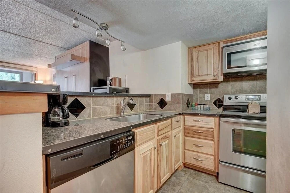 Village square large 1 bedroom. Center Village Copper Mountain Hot tub, Parking, walk to slopes