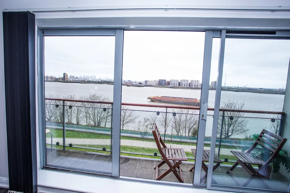 Remarkable 2-bed Apartment With Sea View