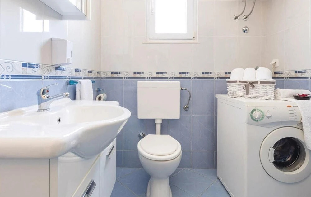 Nice Home in Kastel Luksic With Wifi and 6 Bedrooms