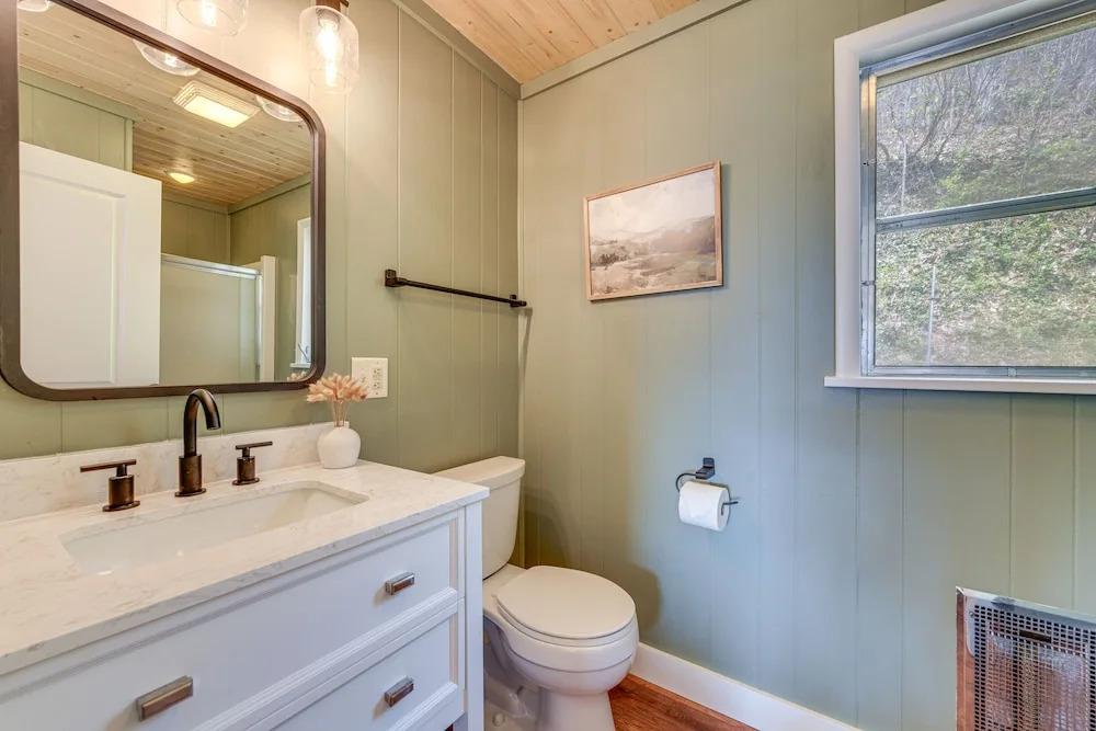 Maggie Valley Gem w/ Blue Ridge Mtn View + Hot Tub