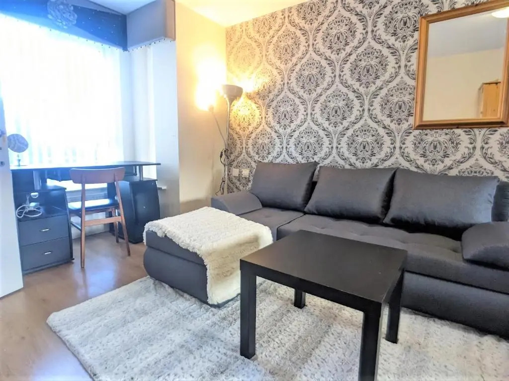 4 Bedrooms 3 Baths Large House Near City Centre, Free Parking