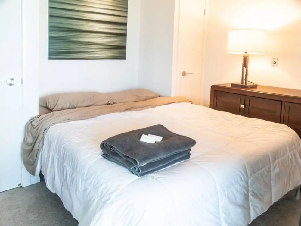 Modern 2 bedroom Condo with CN Tower Views