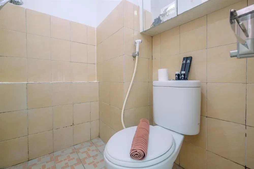 Lovely Studio Green Pramuka Apartment Near Shopping Center