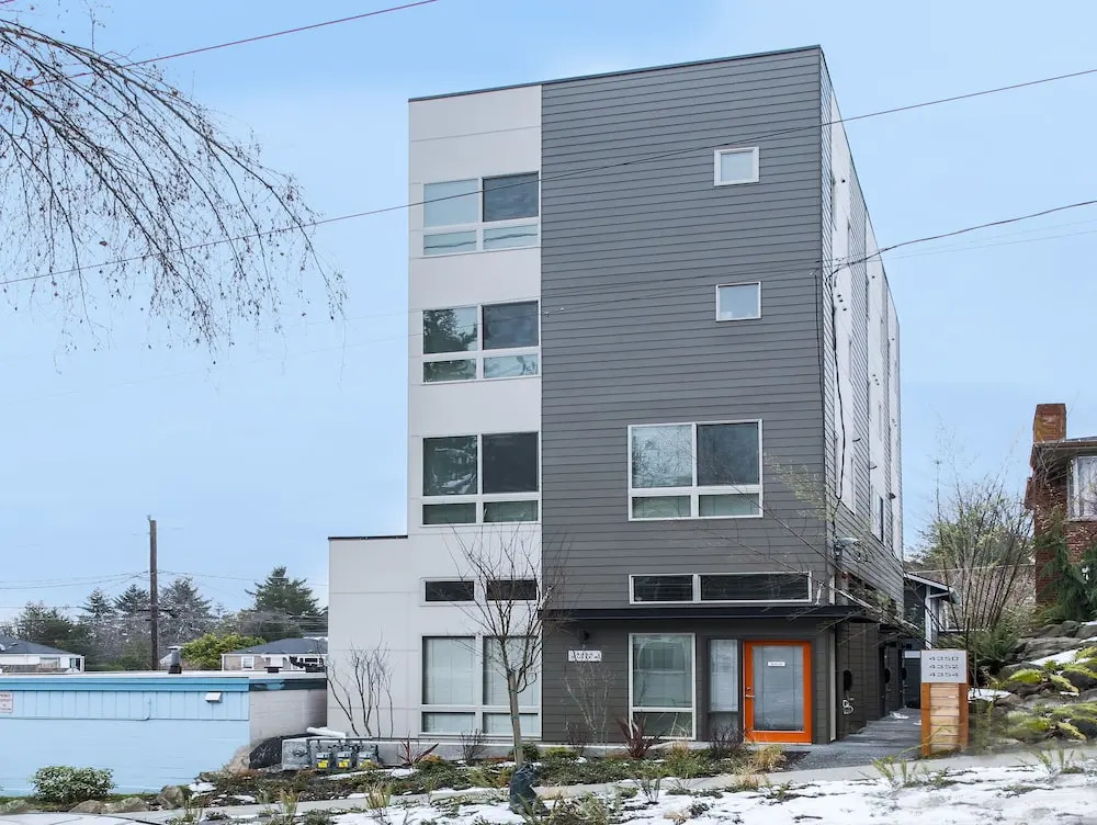Urban Oasis Sleeps 8 Ultra Modern Condo