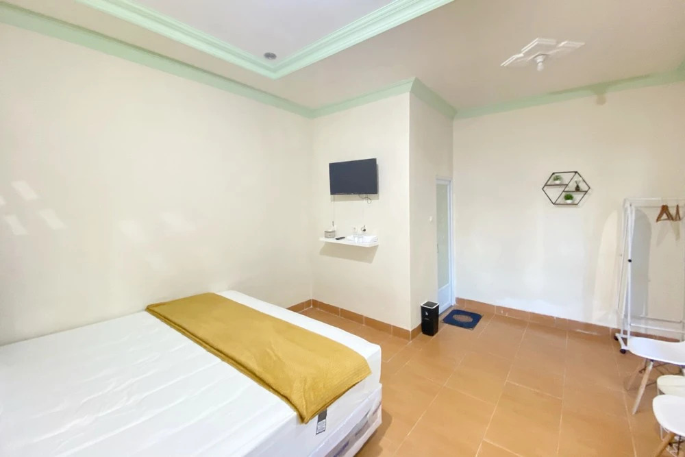 Adipura Guesthouse Syariah Mitra RedDoorz near Terminal Nganjuk
