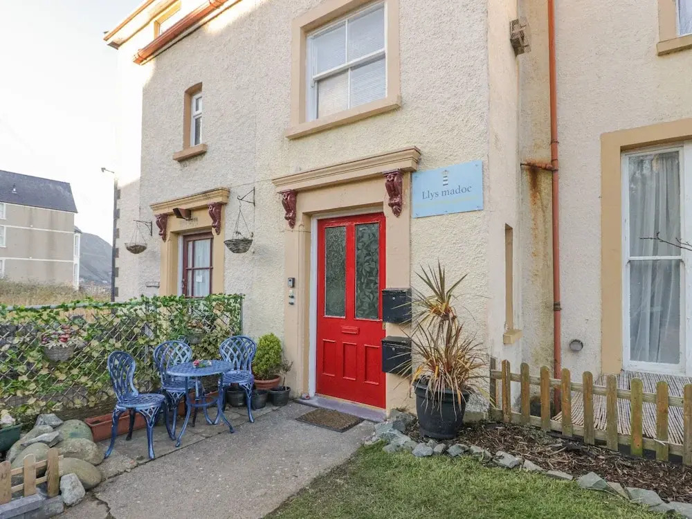 Llys Madoc, First Floor Flat