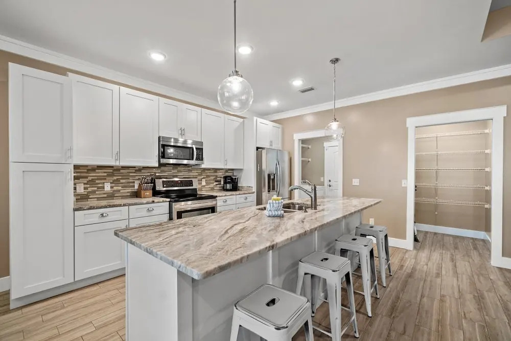 Charming Retreat, a Short Walk to Laguna Beach, with Room for 10