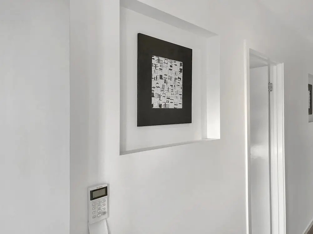 Sleek Stylish Modern Close to Airport