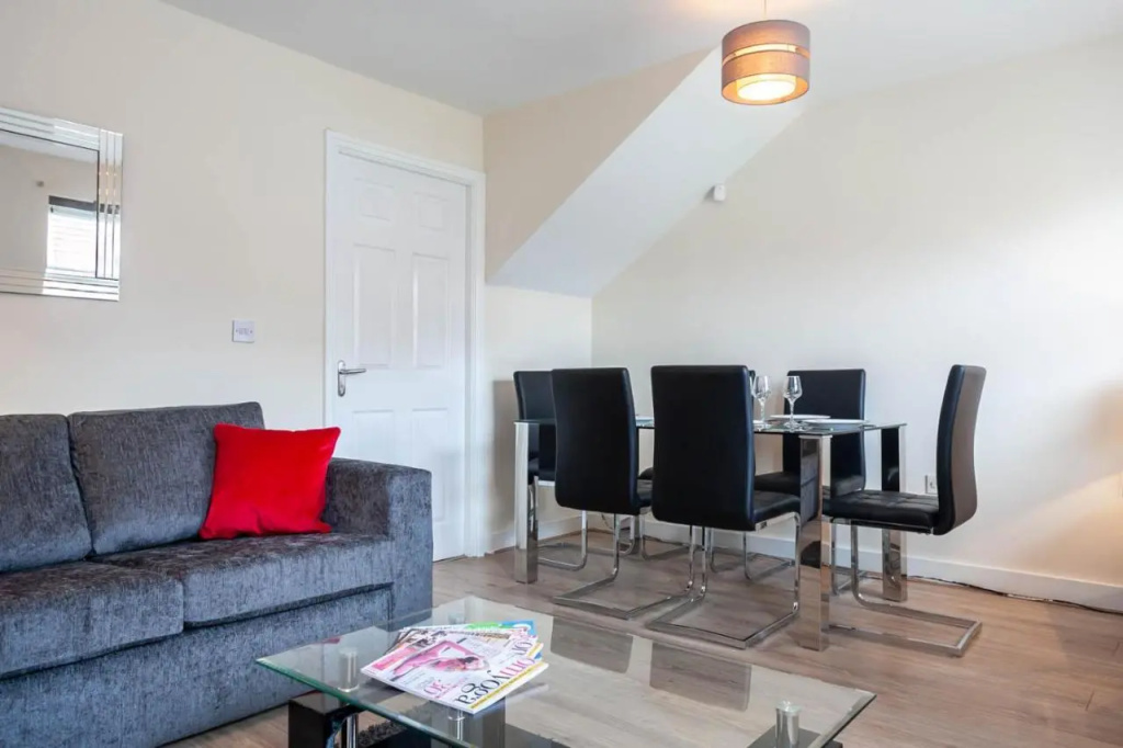 4 bed home, driveway parking ideally located in Latchford, Warrington - Executive St Marys House