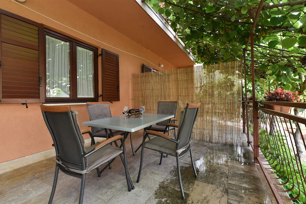 Relaxing Apartment With Outdoor Space in Fažana