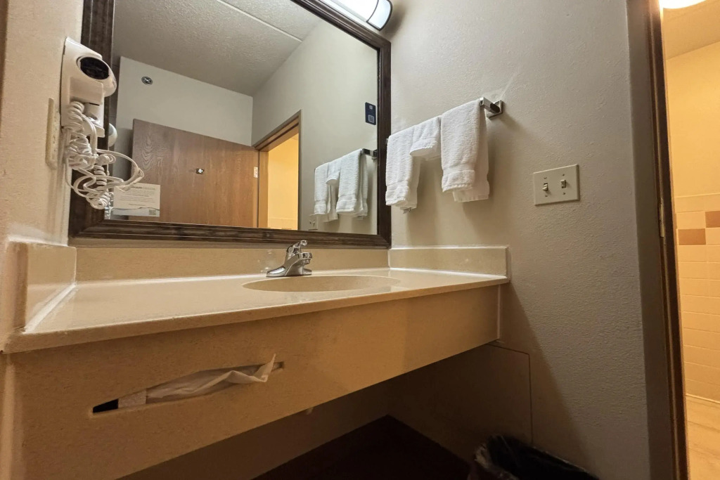 AmericInn by Wyndham Monmouth