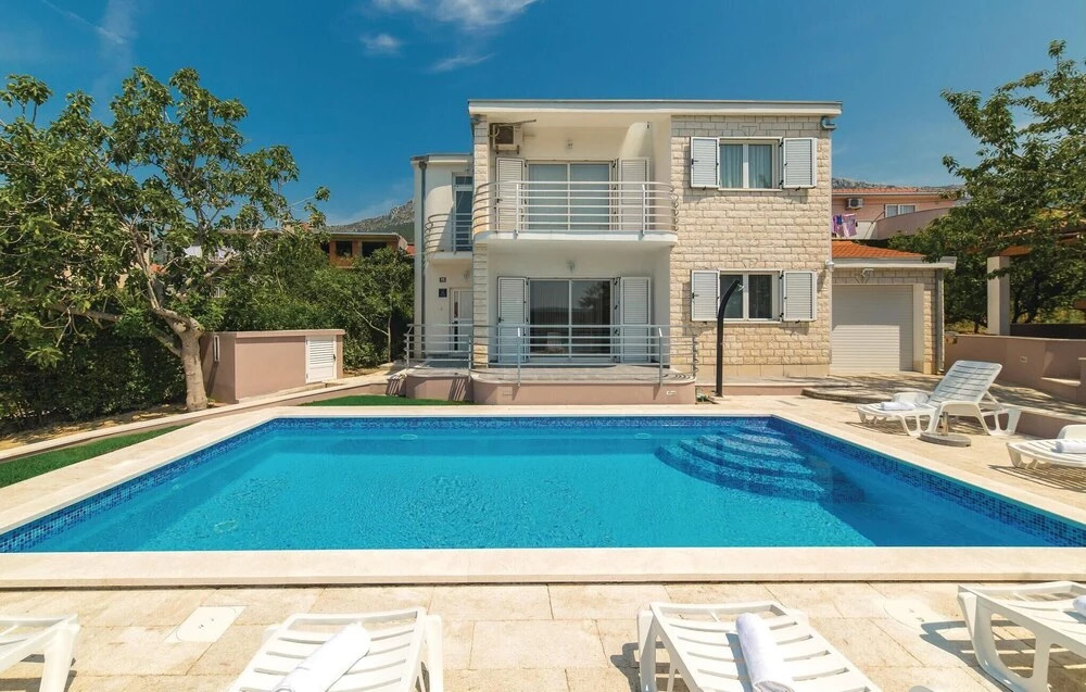 Four-Bedroom Holiday Home In Kastel Gomilica