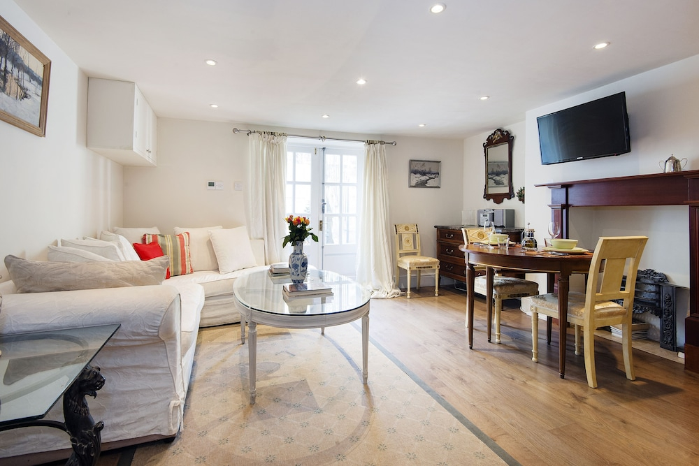 Pleasant Hackney Home by Victoria Park