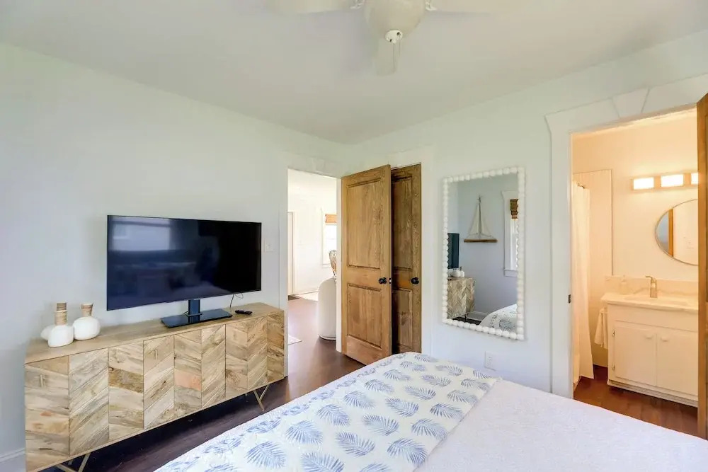 Waterfront Vacation Rental Home on Newport River!