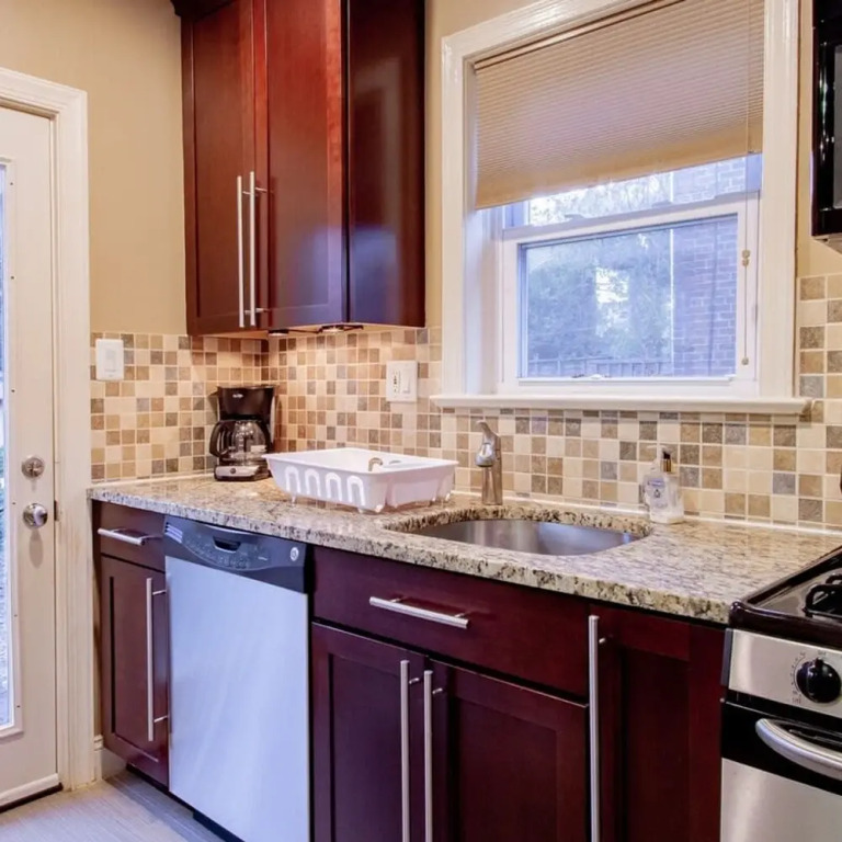 Pentagon City Homestay Parking Available