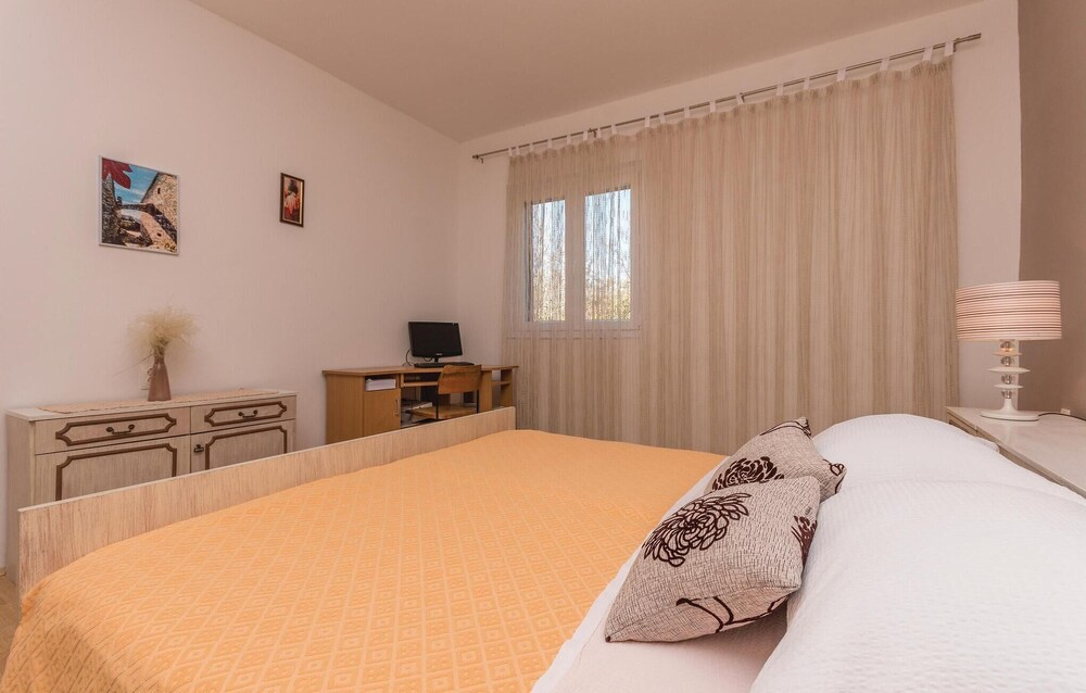 Awesome Home in Podlug With 4 Bedrooms, Wifi and Outdoor Swimming Pool
