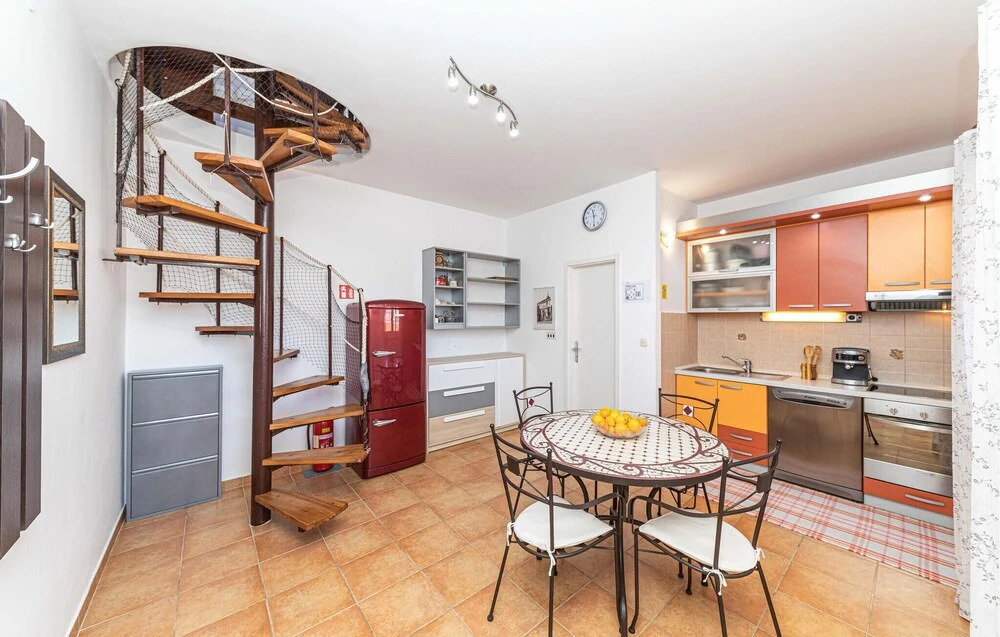 2 Bedroom Cozy Home In Okrug Donji