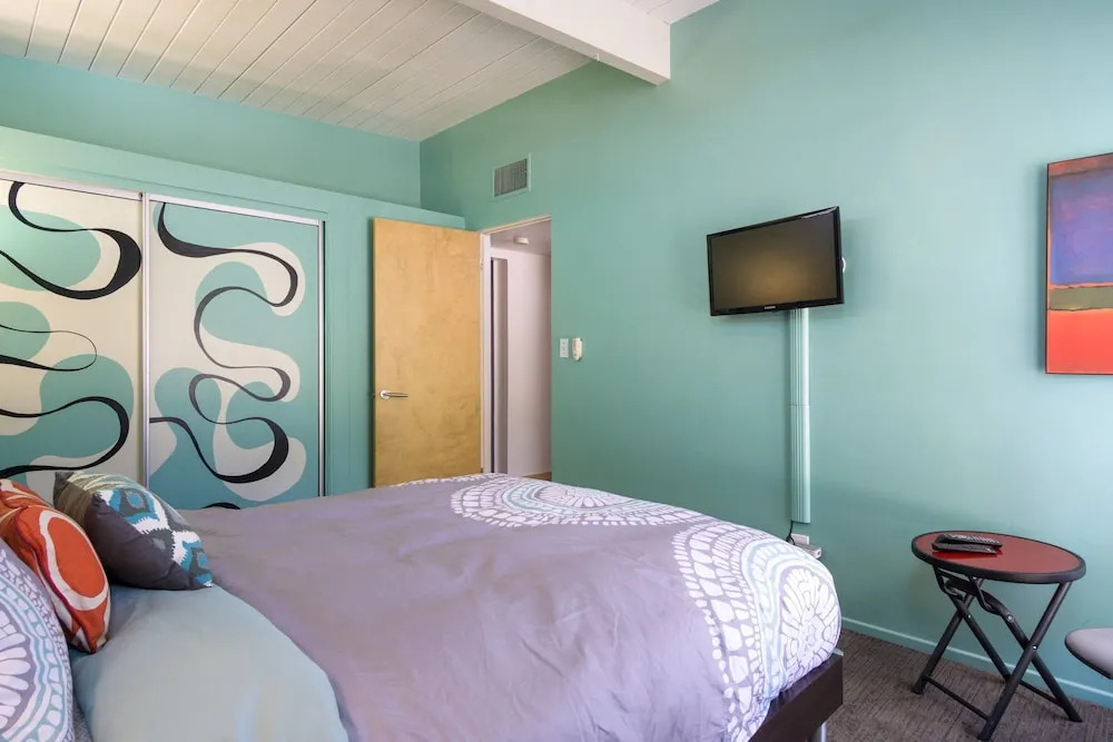Butterfly Alexander home in Palm Springs Pool and Hot Tub by RedAwning