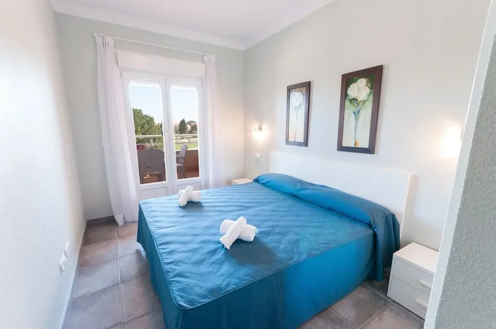 Camelot in Oliva With 1 Bedrooms and 1 Bathrooms