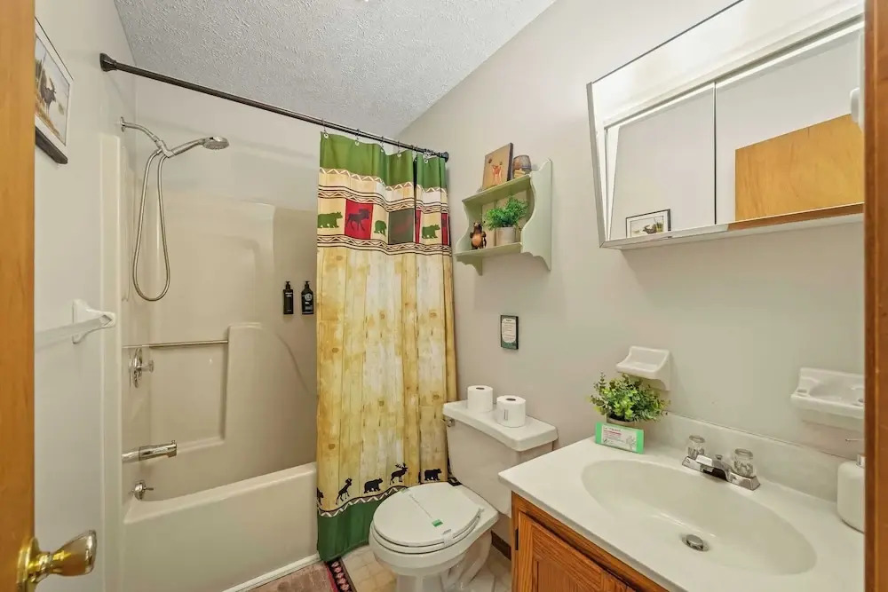 Shady Pines by Avantstay Enclosed Porch, Game Rooms, & Lake/beach Access!