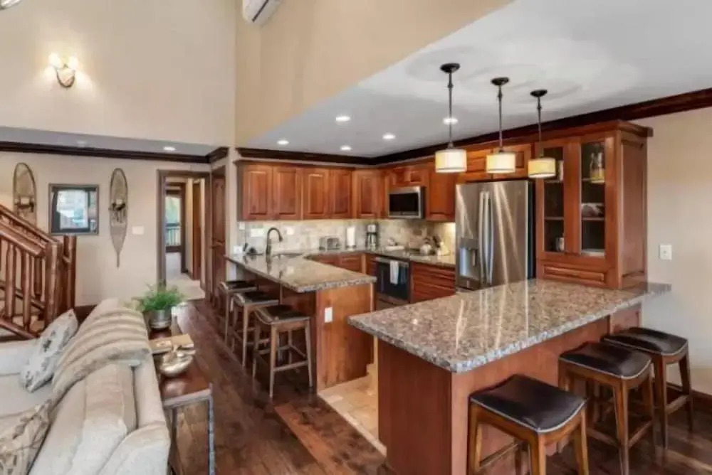 Ski In, Ski Out 3 Bedroom Condo at the Eagle Bahn Gondola With Slopeside Pool