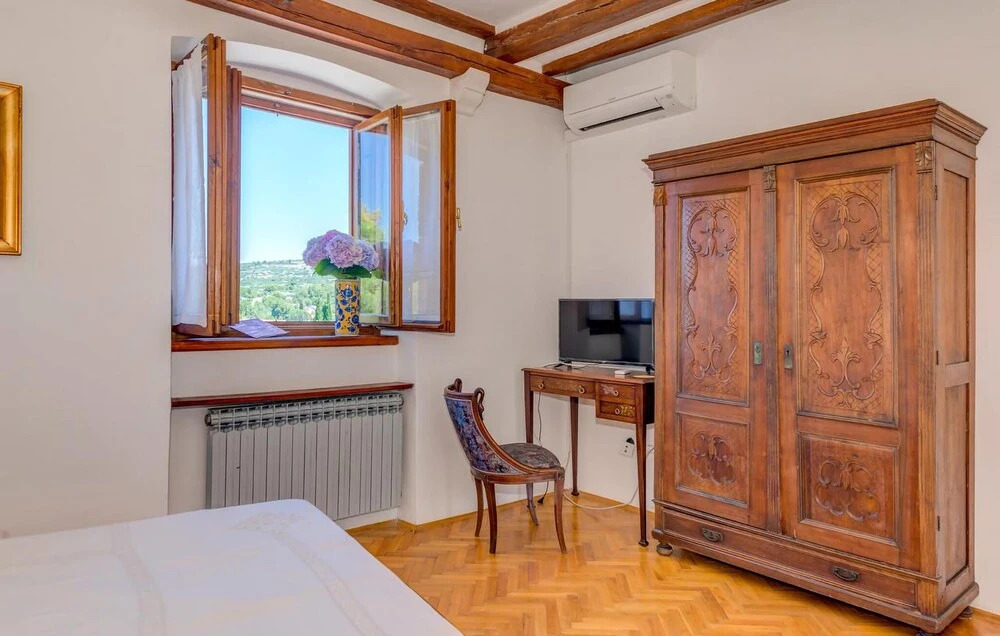 Stunning Home in Milna With 5 Bedrooms and Wifi
